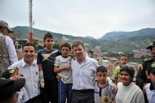 Juan Manuel Santos (al centro), presidente de Colombia. Foto archivo El Faro