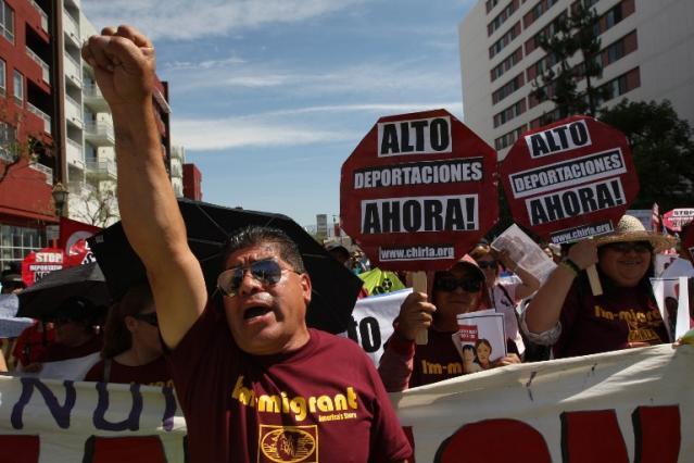 En la manifestación por el Día de los Trabajadores celebrada en Los Ángeles (Estados Unidos) se gritó también a favor del cese de las deportaciones de migrantes latinos. Foto David McNew (AFP).