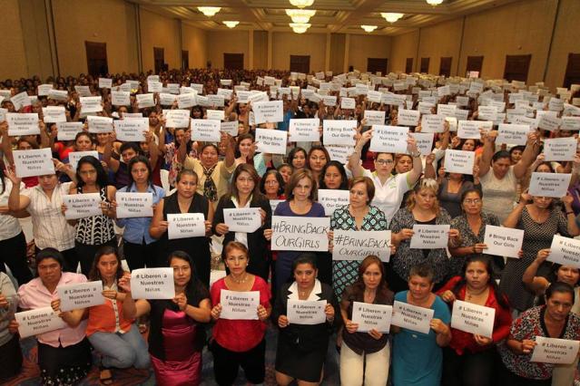 La secretaria de inclusión Social, Vanda Pignato, encabezó el pasado 20 de mayo una simbólica protesta en El Salvador para pedir la liberación de las 200 niñas secuestradas en Nigeria, como parte de la campaña #BringBackOurGirls. Foto archivo El Faro.