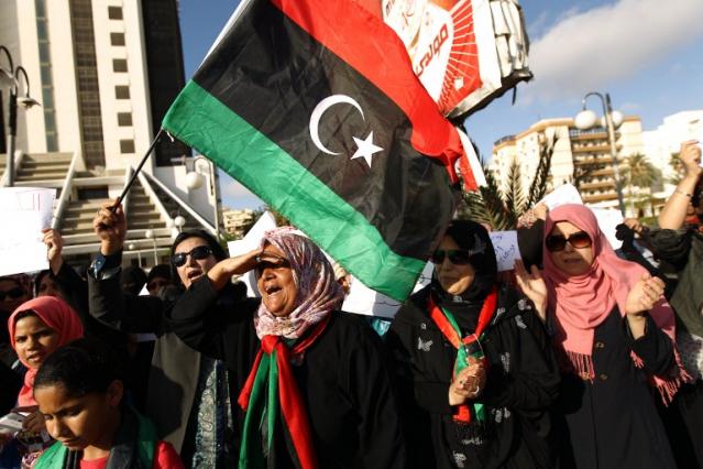 Simpatizantes del general Haftar se manifiestan con banderas libias en las calles de Bengasi, al este del país. Foto Abdullah Doma (AFP).