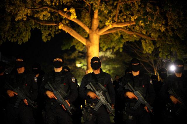 Presentación de la unidad antipandillas de la PNC en abril de 2012 en la plaza Gerardo Barrios de San Salvador. Foto AFP/José Cabezas