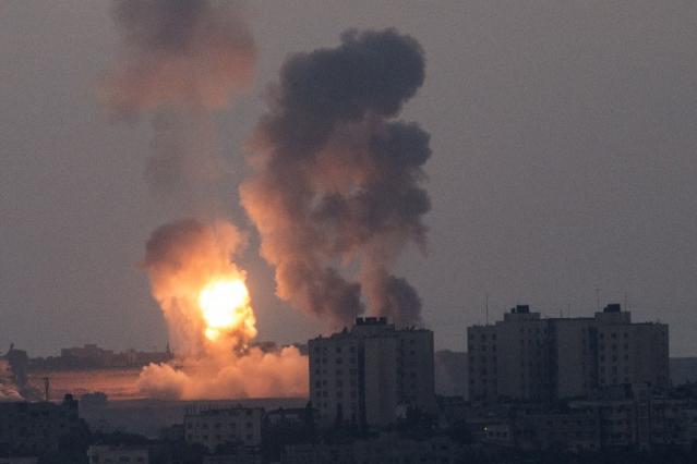 Momento en el que un misil lanzado por Israel cae sobre Gaza. El número de palestinos asesinados supera los mil. Foto archivo El Faro.