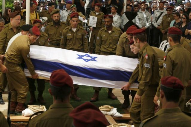 Funeral del joven sargento Guy Algranati, celebrado este jueves 31 de julio en el cementerio Kiryat Shaul de Tel Aviv, en Israel. Medio centenar de militares israelíes han fallecido en la violenta, mientras que la cifra de palestinos muertos supera los 1,300. Foto Gali Tibbon (AFP).