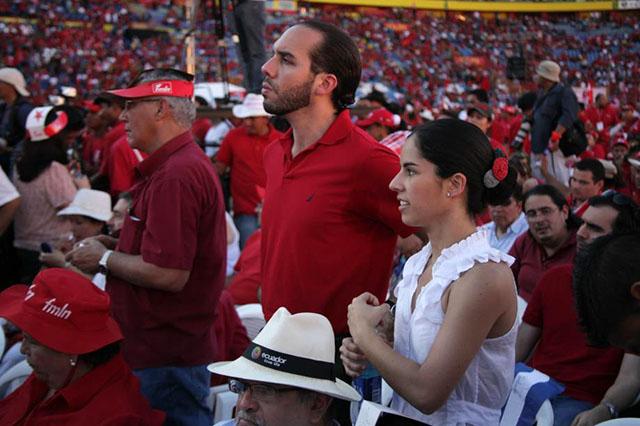 Nayib Bukele junto a su pareja en noviembre de 2012 en el estadio Cuscatlán, durante la presentación de Salvador Sáchez Cerén como candidato a a la presidencia de El Salvador. Foto El Faro/Mauro Arias