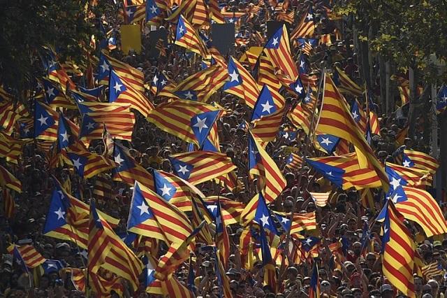 Cientos de miles de personas se manifestaron en Barcelona este 11 de septiembre (Día Nacional de Cataluña) para exigir a España el derecho de autodeterminación, que es el que la próxima semana ejercerá Escocia. Foto Lluis Gené (AFP).