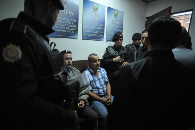 Alleged drug trafficker Elio Lorenzana (R), who faces an extradition warrant from the United States, is kept under custody prior to declare at court on November 8, 2011 upon his arrival in Guatemala City. AFP PHOTO Johan ORDONEZ.