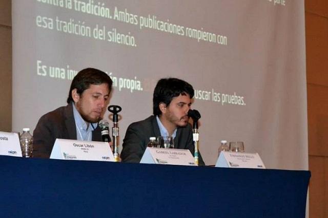 El periodista de El Faro Gabriel Labrador Aragón (izquierda) expone sus investigaciones sobre el expresidente Antonio Saca durante la Conferencia Latinoamericana de Periodismo de Investigación, celebrada el pasado fin de semana en Ciudad de México. Foto cortesía IPYS.