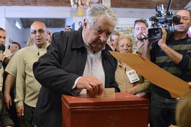 José Mujica, presidente de Uruguay, ejerce el voto el 26 de octubre de 2014, elección de la que saldrá su sucesor.  Foto Daniel Caselli (AFP).