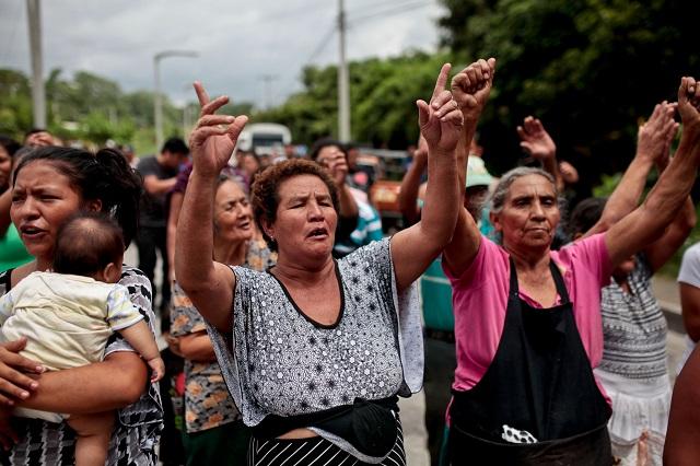 Habitantes del caserío El Espino celebran luego de conocer que la Sala de lo Constitucional de la Corte Suprema de Justicia ordenó suspender el desalojo programado para este martes 9 de junio de 2015.
