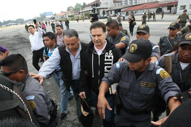 El expresidente guatemalteco (2000-2004) Alfonso Portillo, al centro, fue escoltado hacia un un avión que lo llevó hacia Estados Unidos extraditado este viernes 24 de mayo 2013 para enfrentar cargos de lavado de 70 millones de dólares. ﻿" /></div> <figcaption class=