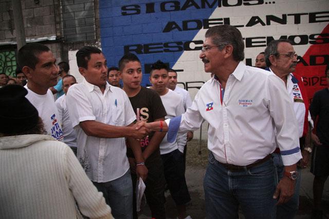 Norman Quijano saluda a representantes de la pandilla Barrio 18 la urbanización San Bartolo Sexta Etapa en Ilopango durante una visita a este municipio.