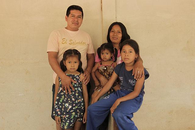 Samuel González Toloza posa con su familia en su hogar en el municipio de Santiago Nonualco, La Paz. Foto Mauro Arias
