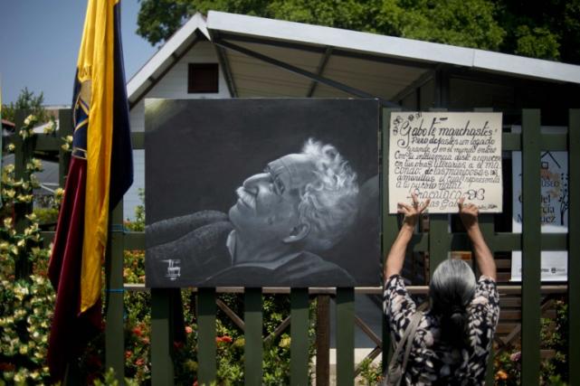 Un mujer de Aracataca, el pueblo en el que nació Gabriel García Márquez, ha colocado en la puerta de su casa un retrato del escritor, fallecido el pasado 17 de abril en México. Foto Eitan Abramovich (AFP).