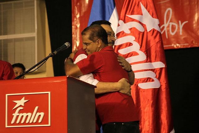 El secretario general del FMLN, Medardo González, da un abrazo a Óscar Ortiz tras presentarlo ante las bases como el candidato a la vicepresidencia para las elecciones 2014. Noviembre de 2012 en el Cifco de San Salvador. Foto Mauro Arias
