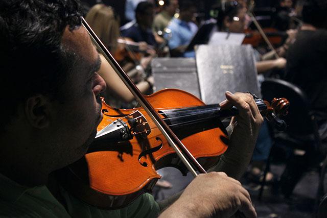 Ensayo de la Orquesta Sinfónica Nacional en el Teatro Presidente de San Salvador. Foto Rebeca Monge