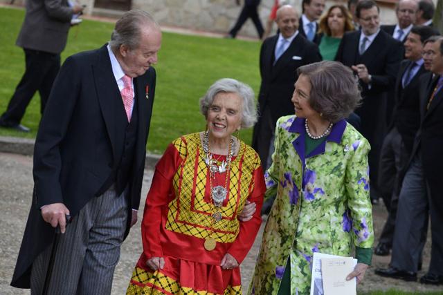 Elena Poniatowska luce su traje de juchiteca, bordado por manos zapotecas, mientras camina entre el rey Juan Carlos la reina Sofia después de la ceremonia de entrega del premio Cervantes de Literatura 2014, el pasado 23 de abril, en España. / AFP PHOTO / PEDRO ARMESTRE.