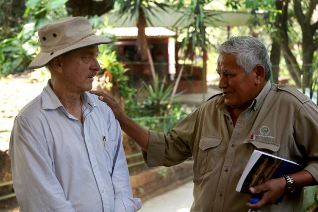 Salvador Quintanilla platica con su amigo Payson Sheets, el arqueólogo norteamericano que estudió a profundidad Joya de Cerén, quien visitó el país en marzo 2014. Foto Fred Ramos