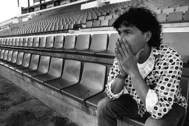 Mágico González sentado en la tribuna principal del Ramón de Carranza, el estadio en el que jugó como local durante ocho años.