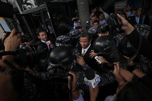 Francisco Flores sale custodiado por agentes de la PNC del Centro Judicial Isidro Menéndez de San Salvador el 5 de septiembre de 2014. Foto El Faro/Mauro Arias