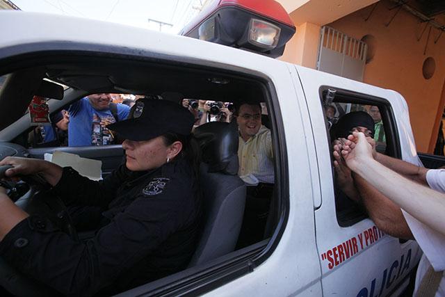 Antonio Rodríguez fue saludado por simpatizantes que lo esperarón a su salida del Juzgado Especializado de Instrucción de Santa Ana. Foto Mauro Arias
