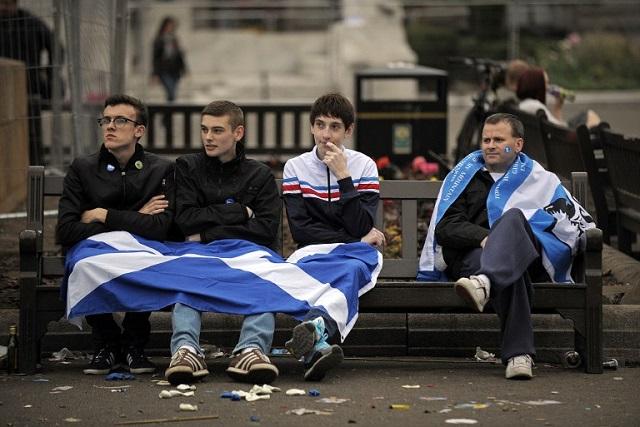 Escoceses que estaban a favor de la independencia lucen desconsolados tras la decisión del pueblo de permanecer integrados en el Reino Unido, que obtuvo el 55.3% de los votos, frente al 44.7% de la opción independentista. Foto Andy Buchanan.