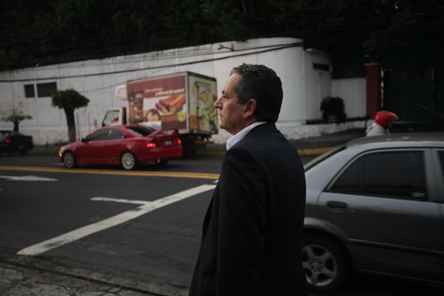 Edwin Zamora a su llegada a la entrevista con El Faro camina frente a la residencia presidencial. Foto Mauro Arias