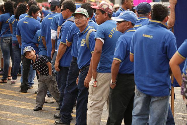 Trabajadores sindicalizados marchan el Primero de Mayo de 2014 en San Salvador. Foto archivo El Faro