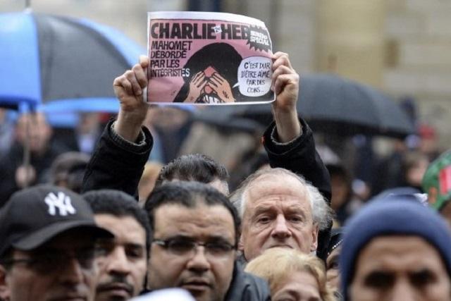 Un manifestante en Burdeos (Francia) eleva una portada de la revista Charlie Hebdo con una caricatura de Mahoma. Foto Jean Pierre Muller (AFP).