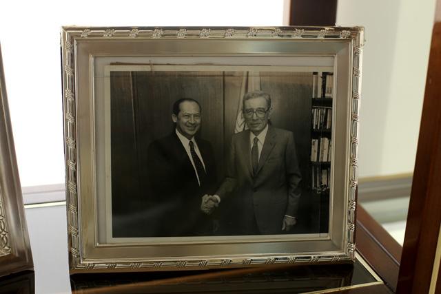 Ricardo Castaneda Cornejo, exembajador de El Salvador ante la ONU, posa con Butros Butros-Ghali, quien fue secretario general de ese organismo desde 1992 hasta 1996. La foto fue tomada el último día de trabajo de Ghali.