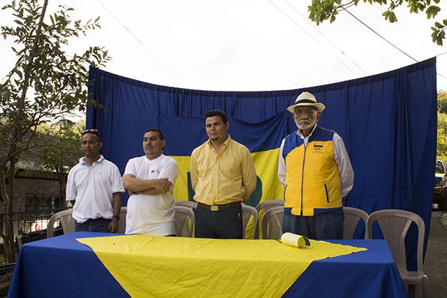 Miguel Serrano (de camisa amarilla) es presentado, el 17 de enero, ante la comunidad como candidato alcalde por Cambio Democratico. Lo acompaña Roberto Cañas, firmante de los Acuerdos de Paz.