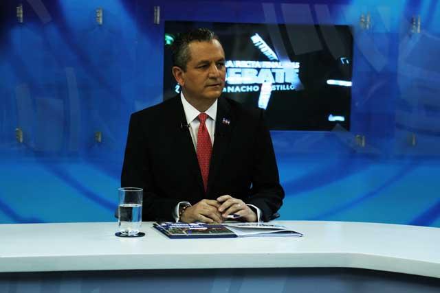 Edwin Zamora, durante el debate electoral televisado la noche del 27 de enero en el programa Debate con Nacho, de Canal VTV, conducido por Nacho Castillo.