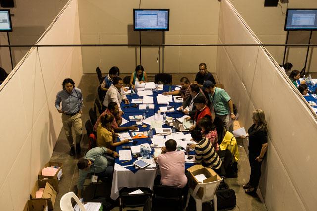 Tras el fracaso del escrutinio preliminar, los salvadoreños deben esperar a que las mesas para el escrutinio final terminen su trabajo.
