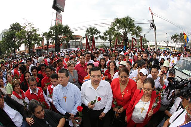 Diputados  efemelenistas realizan una juramentación popular, previo a la marcha de este 1° de Mayo. Foto: Prensa FMLN.