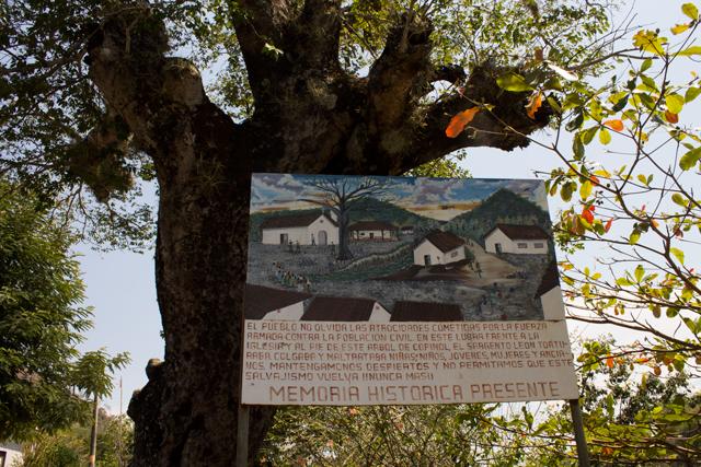 Nueva Trinidad es un municipio que trata de preservar la memoria histórica. Han colocado una placa para no olvidar las atrocidades que el ejército cometió contra la población civil durante el periodo de la guerra.