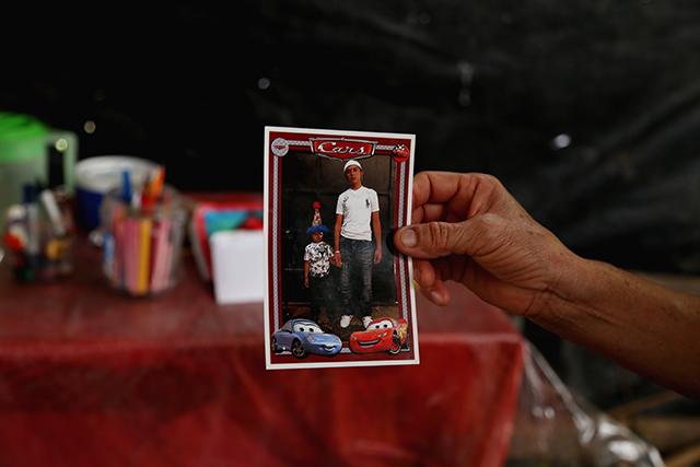 Óscar Leiva posa en una fotografía con su hijo. Leiva es uno de los tres desaparecidos el 18 de febrero de 2014.