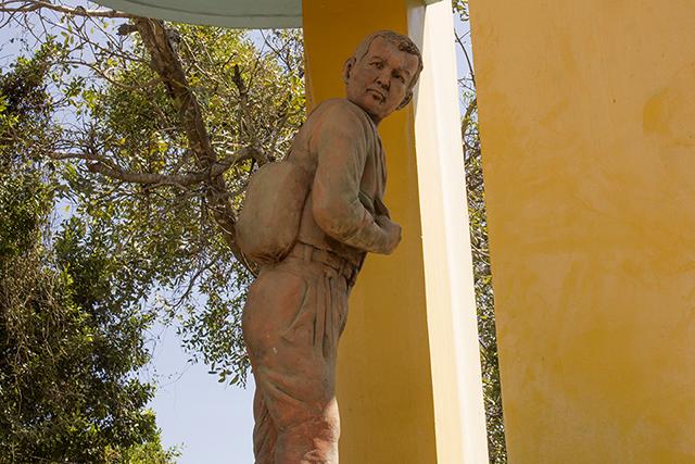 Estatua construida en la plaza central de Intipucá, en honor al que es considerado como el primer migrante del pueblo. 