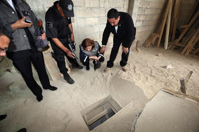 La Procuradora General de la República de México, Arely Gómez, inspecciona la salida del tunel por el que escapó  Joaquin 