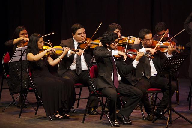 Guillermo Esquivel (derecha) decidió abandonar la Orquesta Sinfónica Juvenil en 2013 porque las piezas que se incluían en los repertorios no lo motivaban como instrumentista. Ahora es el violín primer violín y uno de los líderes de la JOES. Foto: Emely Navarro. 