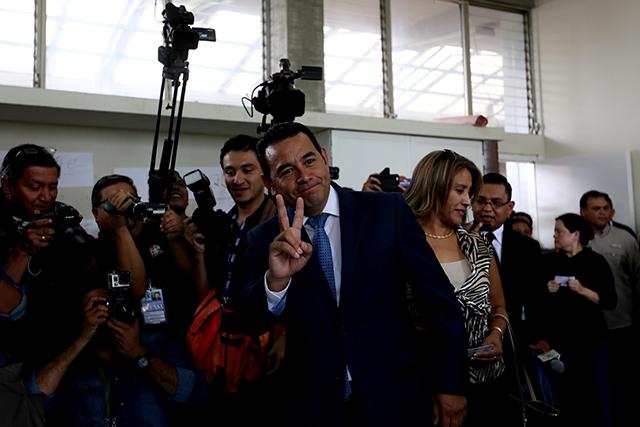 El candidato a la presidencia de Guatemala por el partido FCN-Nación, Jimmy Morales saluda a la prensa antes de votar, el pasado 6 de septiembre, en Mixco, Guatemala. Foto: Fred Ramos