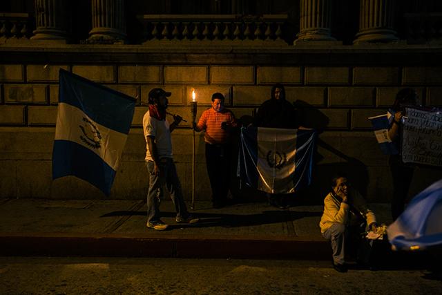Guatemaltecos protestan afuera del Congreso de la República de Guatemala, un día antes de las elecciones generales, el 5 de septiembre de 2015. Foto: Fred Ramos