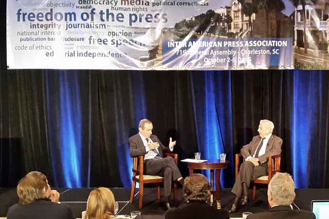 El escritor Mario Vargas Llosa (derecha) fue entrevistado por el periodista Andrés Oppenheimer en el marco del congreso anual de la Sociedad Interamericana de Prensa (SIP), celebrado en Charleston, Carolina del Sur. Foto Roberto Valencia.