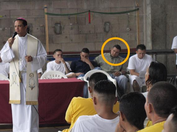 Nalo, durante una misa oficiada por monseñor Fabio Colindres en el penal de Izalco en junio de 2012, en el marco de la tregua orquestada por el gobierno de Mauricio Funes. Foto de archivo: El Faro 