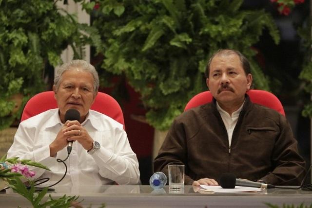 De izquierda a derecha, Salvador Sánchez Cerén, presidente de El Salvador; y Daniel Ortega, presidente de Nicaragua. Foto Inti Ocón (AFP).