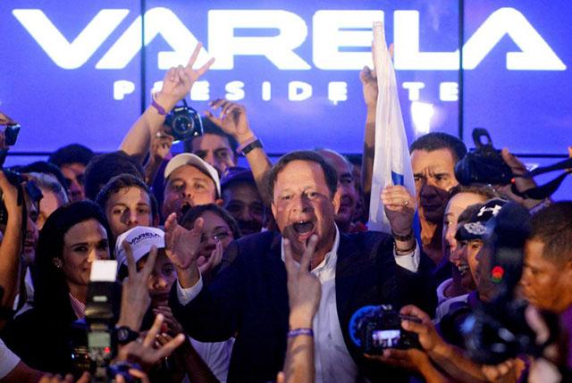 Juan Carlos Varela celebra su victoria en la ciudad de Panamá el 4 de mayo de 2014. Foto AFP/Rodrigo Arangua
