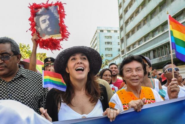 Mariela Castro, hija de Raúl Castro y directora del Centro Nacional de Educación Sexual, encabeza la marcha pro-diversidad sexual de este 10 de mayo en La Habana. Foto Yamil Lage (AFP).