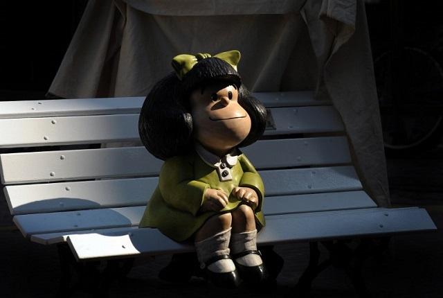 Escultura de Mafalda ubicada en una plaza de Buenos Aires, Argentina. El entrañable personaje creado por Joaquín Salvador Lavado, mejor conocido como Quino, cumplió medio siglo de vida el 29 de septiembre de 2014. Foto Alejandro Pagni (AFP).