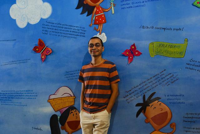 Ricardo Barahona posa frente al mural de los Cuentos de cipotes , en el Museo de la Palabra y la Imagen, institución que financió parte de los cortos de este libro. Foto: Fred Ramos.