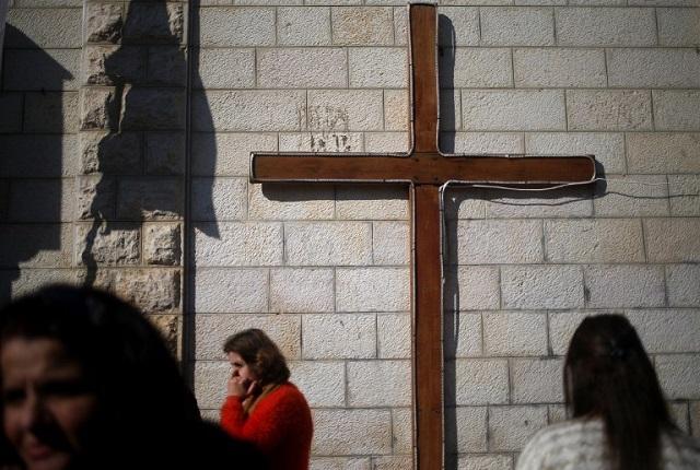 Cristianos palestinos permanecen fuera de una de las escasas iglesias cristianas que hay en la Franja de Gaza. Foto Mohammed Abed (AFP).