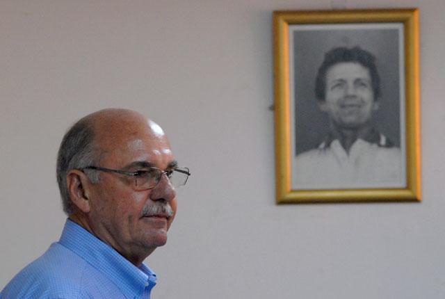Alfredo Cristiani espera las preguntas de los periodistas después de anunciar la expulsión de Antonio Saca.