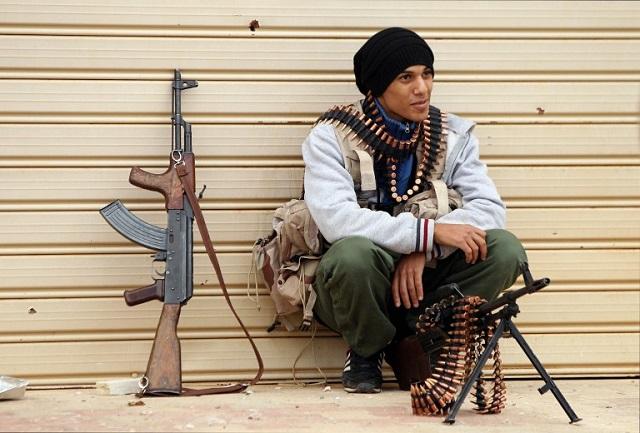 Un combatiente leal a Khalifa Haftar, un general retirado que ahora tiene su propia milicia, toma un descanso en Bengasi, una de las principales ciudades de Libia, azotada por la violencia desatada entre grupos de distinta denominación que se disputan el poder y el control de los yacimientos de petróleo. Foto Abdullah Doma (AFP).